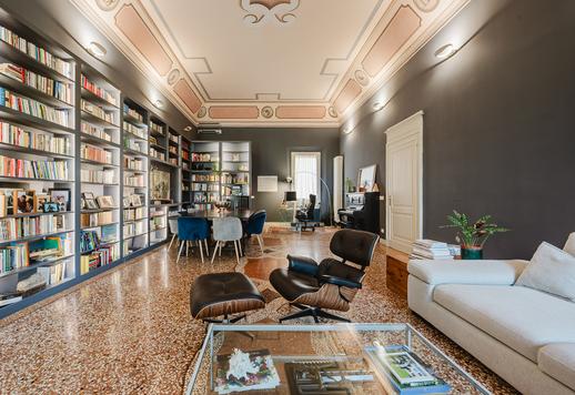 250 sqm first-floor residence with a second independent 60 sqm unit a short distance from the historic centre Image 2
