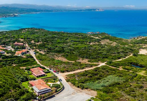 Prestigiosa propiedad de 400 m² en dos niveles en un reservado contexto residencial a pocos pasos de la playa de Rena Bianca Image 2