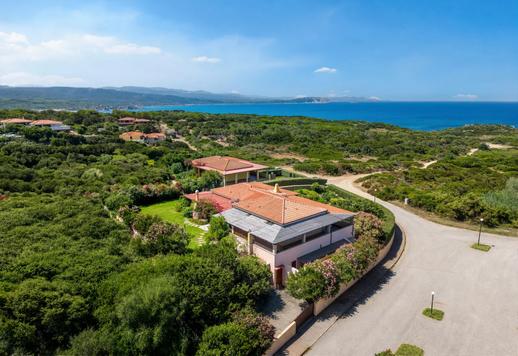 Prestigiosa propiedad de 400 m² en dos niveles en un reservado contexto residencial a pocos pasos de la playa de Rena Bianca Image 1