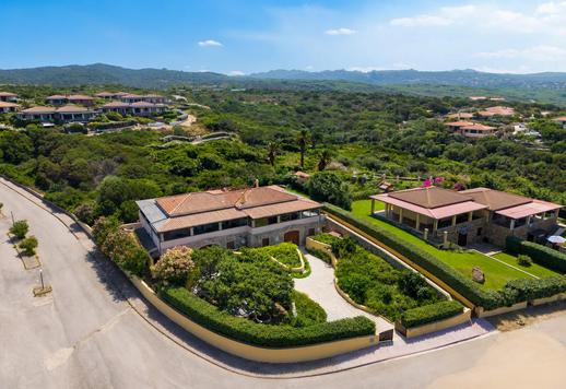 Prestigiosa propiedad de 400 m² en dos niveles en un reservado contexto residencial a pocos pasos de la playa de Rena Bianca Image 3