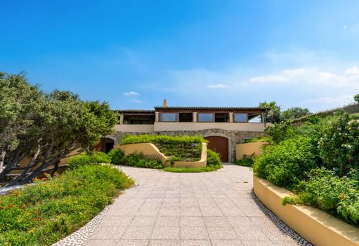 Prestigiosa propiedad de 400 m² en dos niveles en un reservado contexto residencial a pocos pasos de la playa de Rena Bianca Image 5