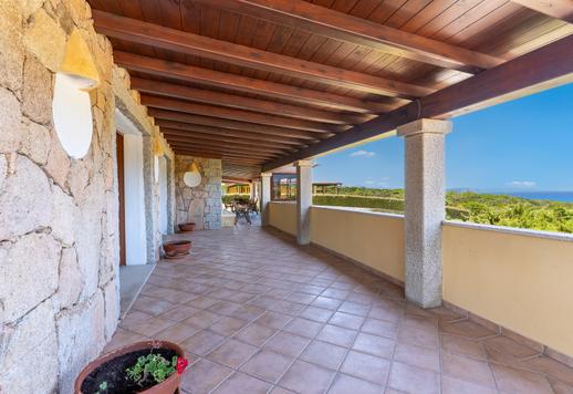 Prestigiosa propiedad de 400 m² en dos niveles en un reservado contexto residencial a pocos pasos de la playa de Rena Bianca Image 9
