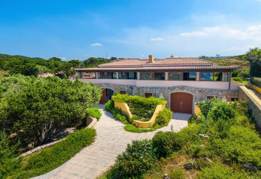 Prestigiosa propiedad de 400 m² en dos niveles en un reservado contexto residencial a pocos pasos de la playa de Rena Bianca Image 4