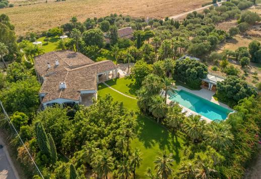 Anwesen mit über 1000 m² auf einem privaten Grundstück von 4 Hektar an der Küste von Santa Margherita di Pula Image 1