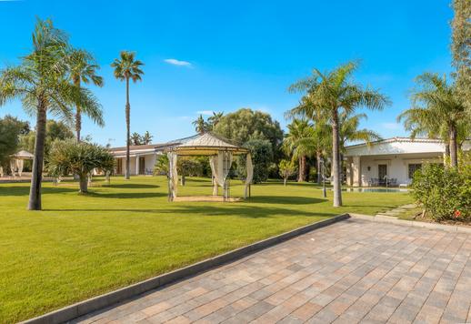 Anwesen mit über 1000 m² auf einem privaten Grundstück von 4 Hektar an der Küste von Santa Margherita di Pula Image 7
