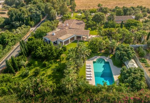 Anwesen mit über 1000 m² auf einem privaten Grundstück von 4 Hektar an der Küste von Santa Margherita di Pula Image 2