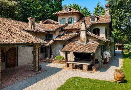 Estructura articulada en tres edificios que ofrece siete dormitorios, doce baños, salones de recepción y chimenea monumental Image 3
