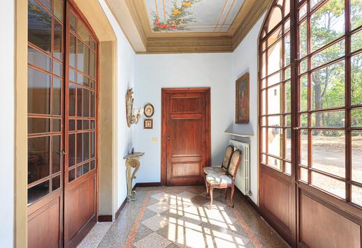 Prestigieuze historische residentie van 600 sqm over drie verdiepingen, met vijf slaapkamers en drie badkamers, verrijkt met originele fresco's. Image 9
