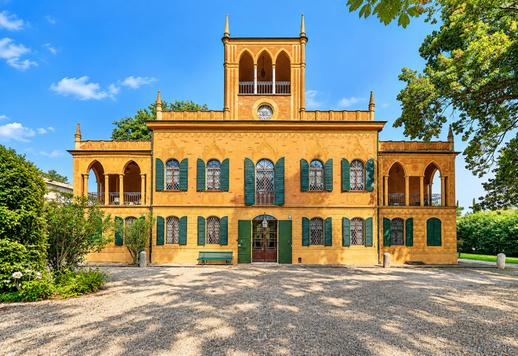 Prestigieuze historische residentie van 600 sqm over drie verdiepingen, met vijf slaapkamers en drie badkamers, verrijkt met originele fresco's. Image 2