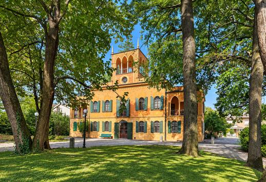 Prestigieuze historische residentie van 600 sqm over drie verdiepingen, met vijf slaapkamers en drie badkamers, verrijkt met originele fresco's. Image 1