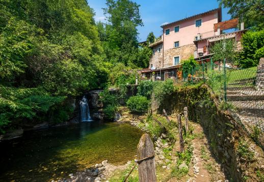 Moulin historique du XVIIe siècle transformé en maison de campagne de 400 m² sur trois niveaux au pied du Pratomagno Image 1
