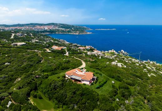 Fastighet på 288 m² med 11000 m² utomhusytor, endast 500 meter från Porto Quadro-stranden Image 1