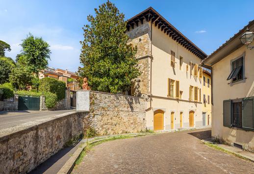 Dimora storica di 500 mq su cinque livelli serviti da ascensore interno con giardino privato di 100 mq Image 3