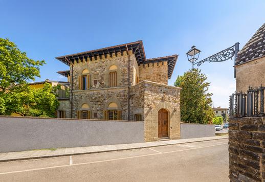 Dimora storica di 500 mq su cinque livelli serviti da ascensore interno con giardino privato di 100 mq Image 1