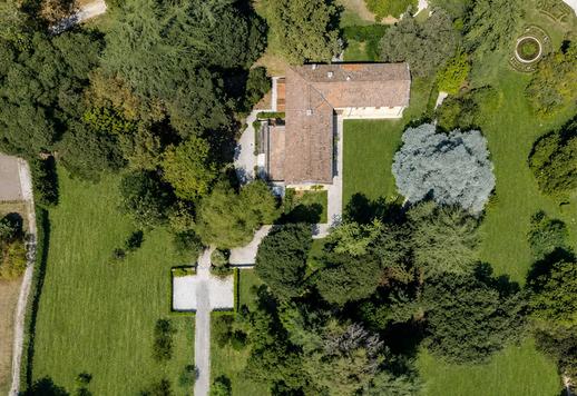 Residenz mit 850 m² auf drei Ebenen, entstanden aus der Wiederherstellung der ehemaligen adeligen Stallungen des Anwesens Image 2