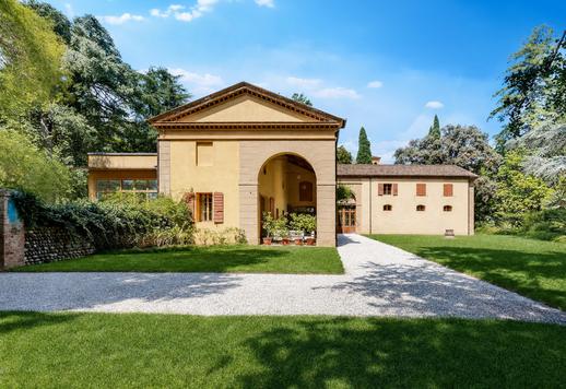 Residenz mit 850 m² auf drei Ebenen, entstanden aus der Wiederherstellung der ehemaligen adeligen Stallungen des Anwesens Image 1
