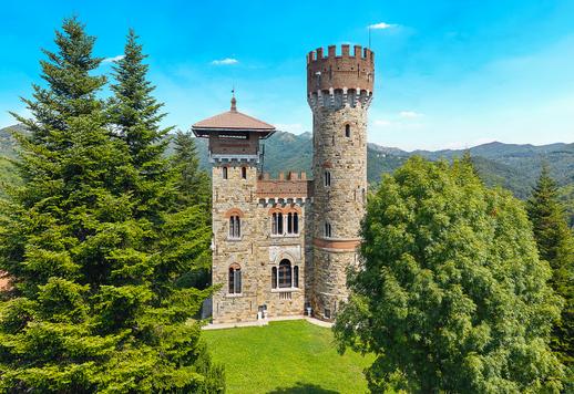 Monumentale propriété d'époque de 1550 m² au total, composée d'un château emblématique, d'une villa de maître, de deux cottages indépendants et de bâtiments annexes Image 1
