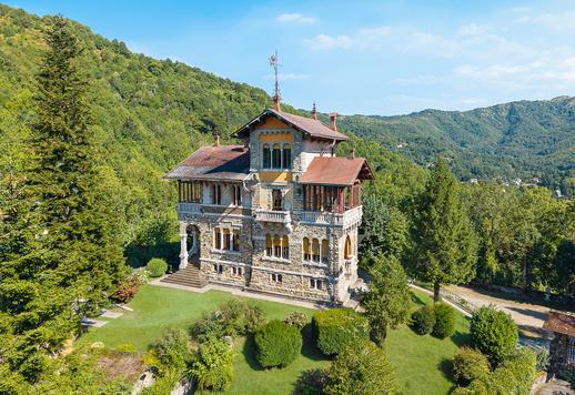 Monumentale propriété d'époque de 1550 m² au total, composée d'un château emblématique, d'une villa de maître, de deux cottages indépendants et de bâtiments annexes Image 5