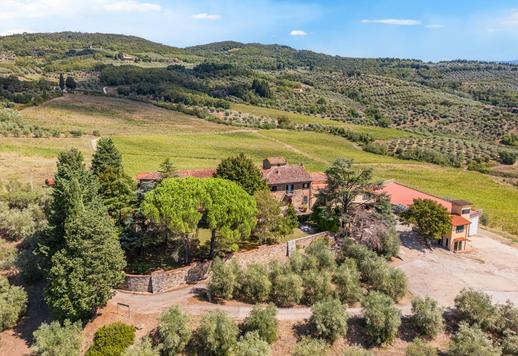 Imposantes Anwesen mit 3624 m² auf zwei Ebenen, 18 Schlafzimmern und 10 Bädern in der prestigeträchtigen Hügel- und Weinlandschaft des Chianti Rufina. Image 4