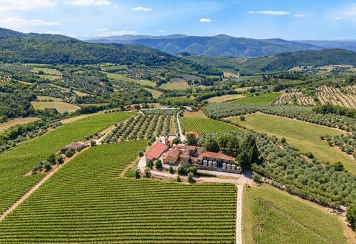 Imposantes Anwesen mit 3624 m² auf zwei Ebenen, 18 Schlafzimmern und 10 Bädern in der prestigeträchtigen Hügel- und Weinlandschaft des Chianti Rufina. Image 3
