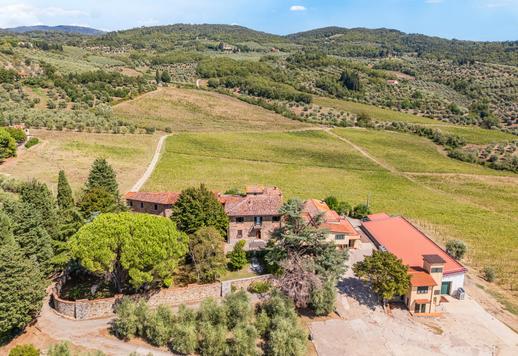Imposantes Anwesen mit 3624 m² auf zwei Ebenen, 18 Schlafzimmern und 10 Bädern in der prestigeträchtigen Hügel- und Weinlandschaft des Chianti Rufina. Image 5