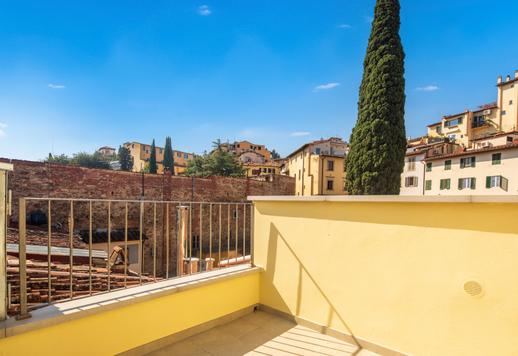 Floransa'nın tarihi merkezinde iki kata yayılan, üç geniş yatak odası, dört banyo ve paha biçilemez özel garaj sunan 305 m²'lik sofistike konut. Image 7