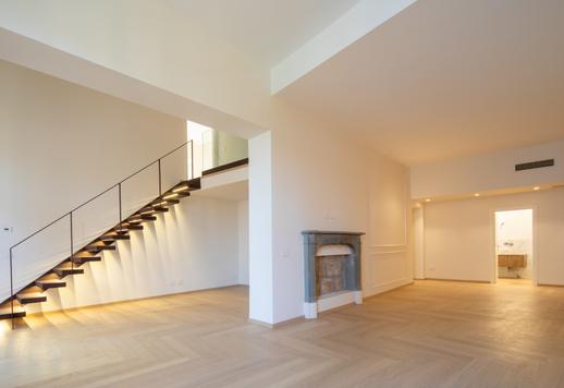 Floransa'nın tarihi merkezinde iki kata yayılan, üç geniş yatak odası, dört banyo ve paha biçilemez özel garaj sunan 305 m²'lik sofistike konut. Image 8