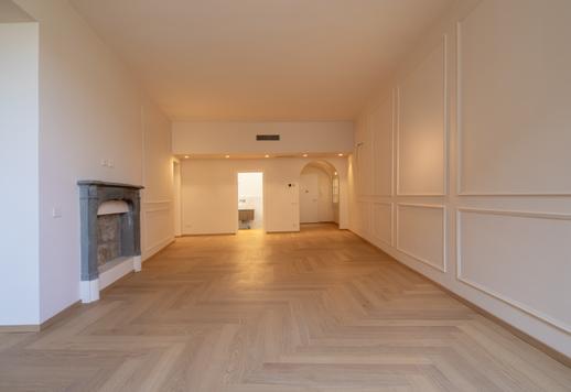 Floransa'nın tarihi merkezinde iki kata yayılan, üç geniş yatak odası, dört banyo ve paha biçilemez özel garaj sunan 305 m²'lik sofistike konut. Image 6