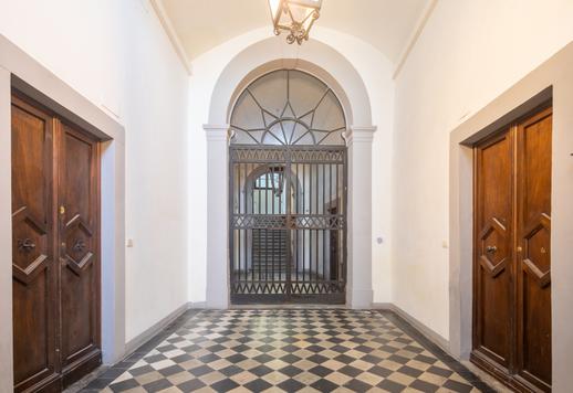 Floransa'nın tarihi merkezinde iki kata yayılan, üç geniş yatak odası, dört banyo ve paha biçilemez özel garaj sunan 305 m²'lik sofistike konut. Image 4