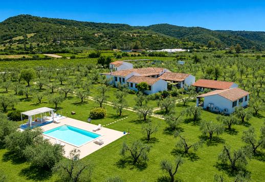 Doğu Sardinya'nın etkileyici manzarasında üç yapıya yayılan 1000 m² tarımsal kompleks Image 2