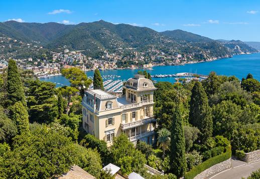 Raffinée demeure d'époque de 1000 m² répartie sur quatre niveaux, avec sept chambres et huit salles de bains, donnant sur les eaux cristallines du golfe du Tigullio. Image 1