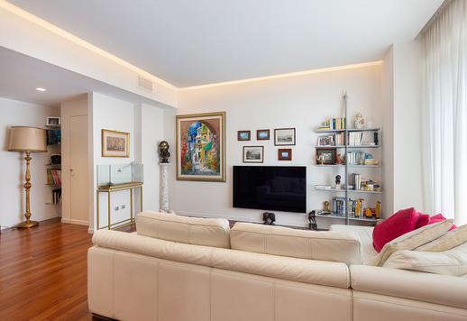 Penthouse prestigieux au dernier étage avec terrasse de 60 m², cheminée, 4 chambres et finitions de luxe, quartier Dateo - Susa - Argonne Image 5