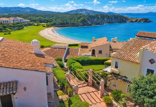 Elegante apartamento de 146 m² na prestigiada Cala del Faro, com três quartos, três casas de banho e magnífica vista sobre o Arquipélago da Maddalena Image 2