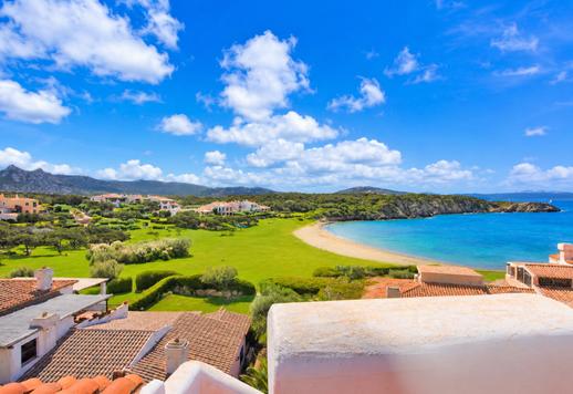 Elegante apartamento de 146 m² na prestigiada Cala del Faro, com três quartos, três casas de banho e magnífica vista sobre o Arquipélago da Maddalena Image 3