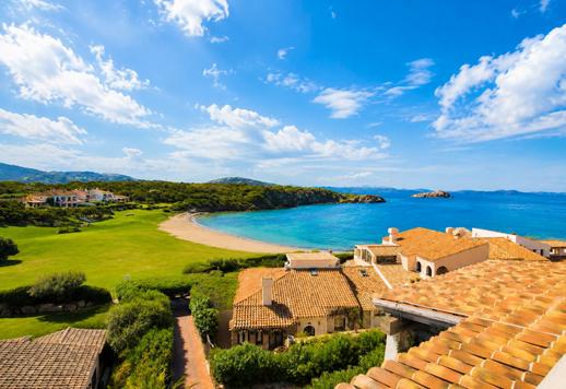 Elegante apartamento de 146 m² na prestigiada Cala del Faro, com três quartos, três casas de banho e magnífica vista sobre o Arquipélago da Maddalena Image 1