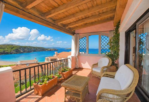 Elegante apartamento de 146 m² na prestigiada Cala del Faro, com três quartos, três casas de banho e magnífica vista sobre o Arquipélago da Maddalena Image 4