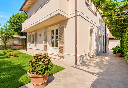 Wyrafinowana nieruchomość o powierzchni 240 m² na dwóch poziomach, z niezależną dépendance, w cenionej zielonej i spokojnej części Forte dei Marmi. Image 1