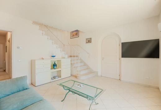 Wyrafinowana nieruchomość o powierzchni 240 m² na dwóch poziomach, z niezależną dépendance, w cenionej zielonej i spokojnej części Forte dei Marmi. Image 9
