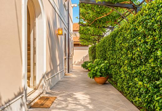 Wyrafinowana nieruchomość o powierzchni 240 m² na dwóch poziomach, z niezależną dépendance, w cenionej zielonej i spokojnej części Forte dei Marmi. Image 5