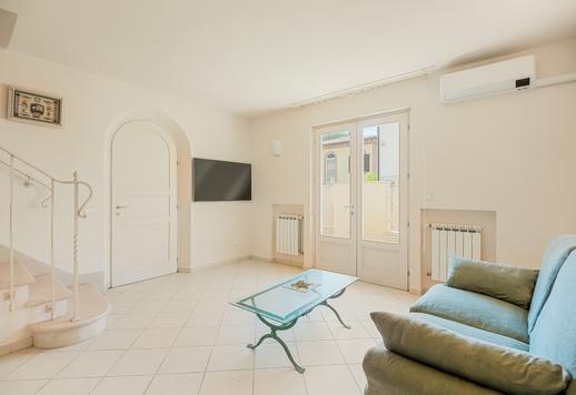 Wyrafinowana nieruchomość o powierzchni 240 m² na dwóch poziomach, z niezależną dépendance, w cenionej zielonej i spokojnej części Forte dei Marmi. Image 7