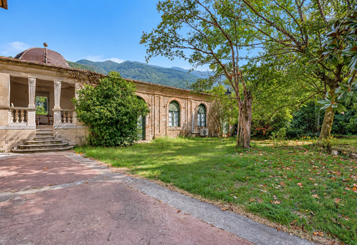Prestigiosa residenza d'epoca di 569 mq disposta su tre livelli, con sette camere e cinque bagni, situata nella quiete collinare di Pieve di Camaiore Image 9