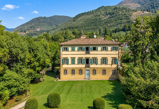 Prestigiosa residenza d'epoca di 569 mq disposta su tre livelli, con sette camere e cinque bagni, situata nella quiete collinare di Pieve di Camaiore Image 3