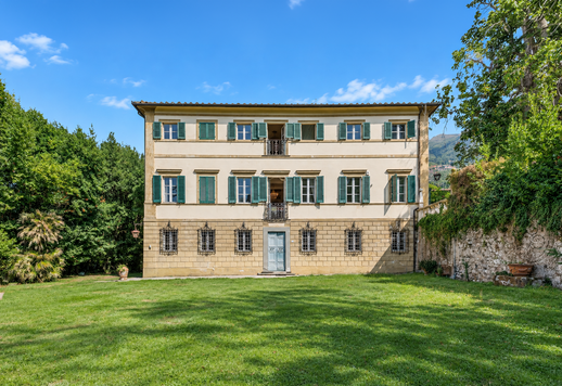 Prestigiosa residenza d'epoca di 569 mq disposta su tre livelli, con sette camere e cinque bagni, situata nella quiete collinare di Pieve di Camaiore Image 6