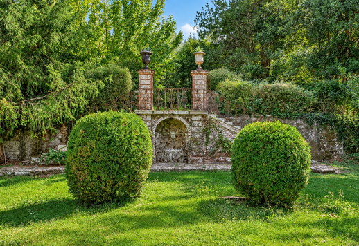 Prestigiosa residenza d'epoca di 569 mq disposta su tre livelli, con sette camere e cinque bagni, situata nella quiete collinare di Pieve di Camaiore Image 7