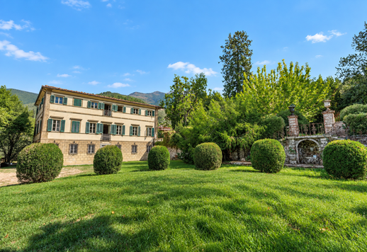 Prestigiosa residenza d'epoca di 569 mq disposta su tre livelli, con sette camere e cinque bagni, situata nella quiete collinare di Pieve di Camaiore Image 4