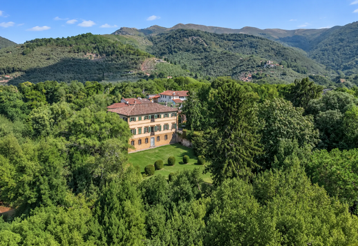 Prestigiosa residenza d'epoca di 569 mq disposta su tre livelli, con sette camere e cinque bagni, situata nella quiete collinare di Pieve di Camaiore Image 1