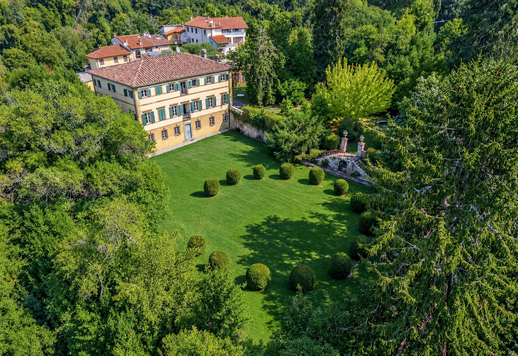 Prestigiosa residenza d'epoca di 569 mq disposta su tre livelli, con sette camere e cinque bagni, situata nella quiete collinare di Pieve di Camaiore Image 2