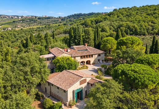 Propriedade de 1877 m² distribuídos por cinco edifícios em cerca de 80 hectares numa das localizações mais prestigiadas do Chianti Classico Image 1