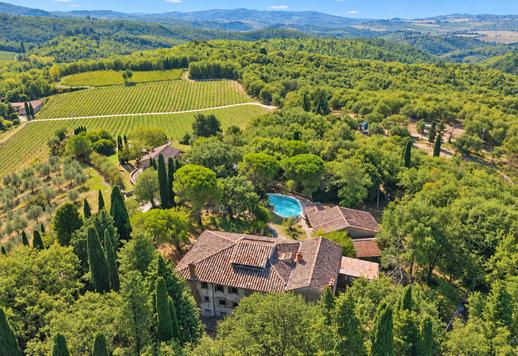 Propriedade de 1877 m² distribuídos por cinco edifícios em cerca de 80 hectares numa das localizações mais prestigiadas do Chianti Classico Image 3