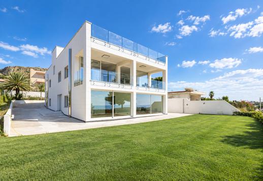 Residenza che si sviluppa su 684 mq con vista mare a 180 gradi sul Canale di Sicilia Image 1